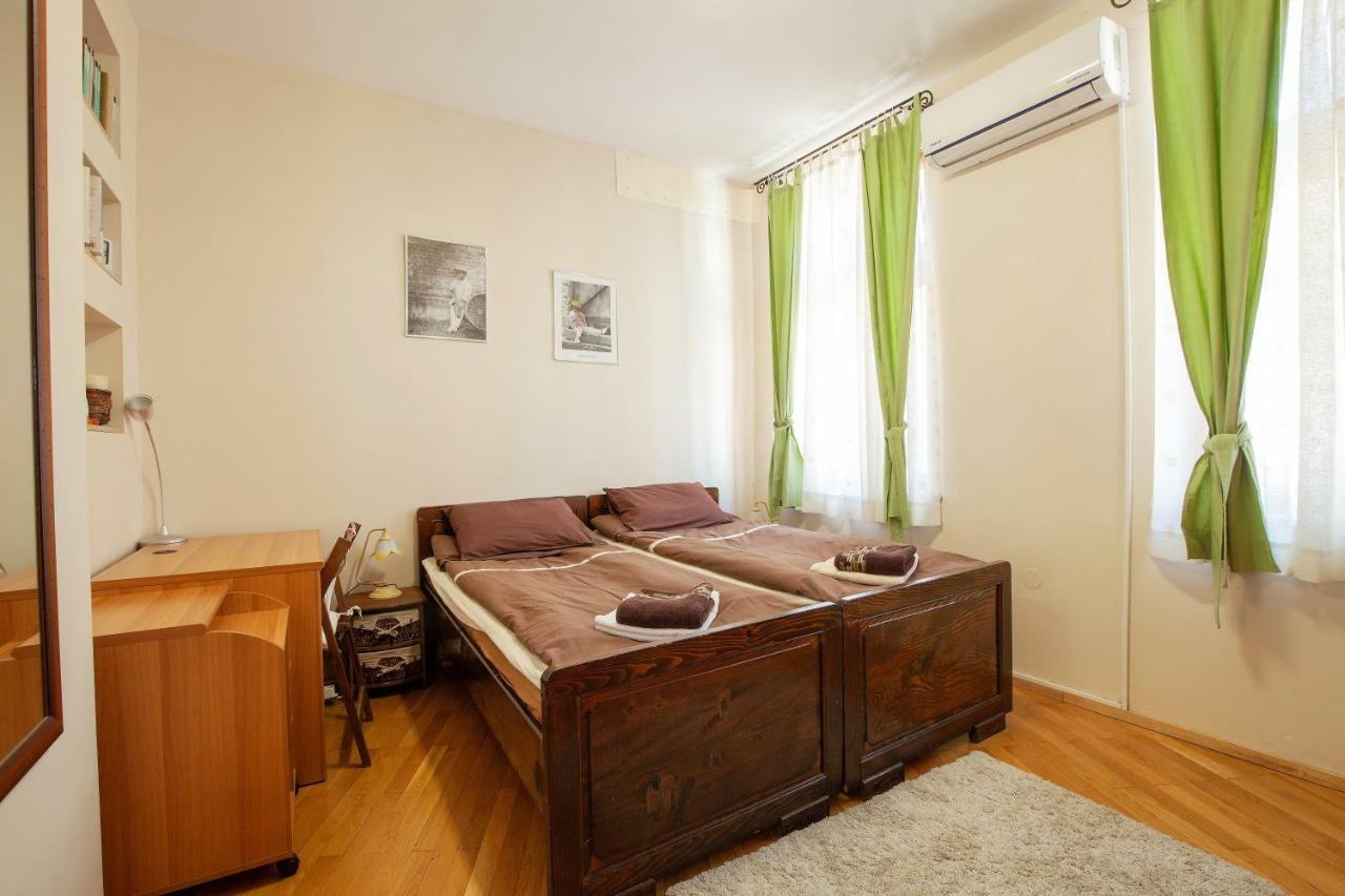 Time Traveling Apartemen